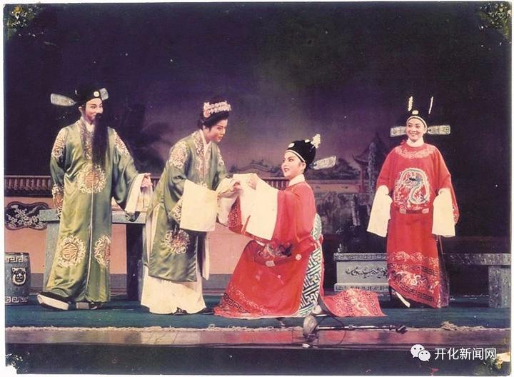 在这期间,该团青年演员陈少春与上海越剧院著名小生陈少春结下了师生
