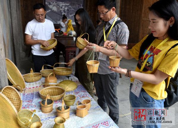 武义七旬竹编艺人现做现卖生意红火