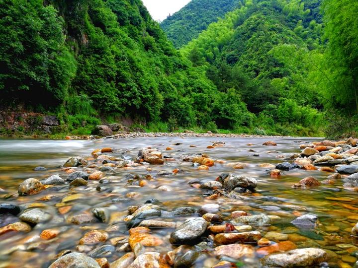 《小溪里的彩石》山野美景传递人摄于塔石乡百善村