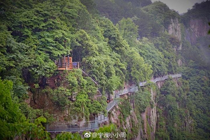 浙江最长高空玻璃栈道在奉化徐凫岩景点盛大开游 27日试运营