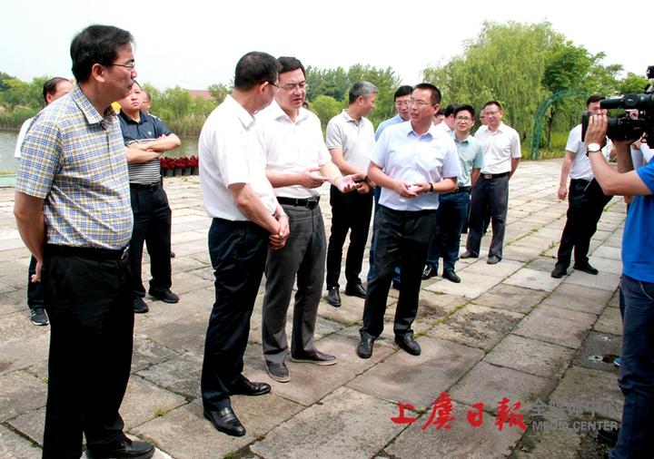 绍兴市副市长康忠贵,区委副书记,区长张壮雄,副区长胡宝荣等参加调研.