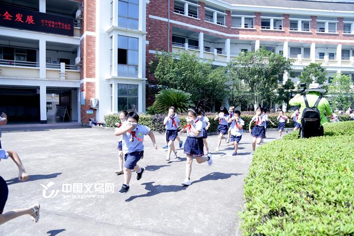 义乌 筑牢安全防线 江东街道青口小学开展紧急疏散演练