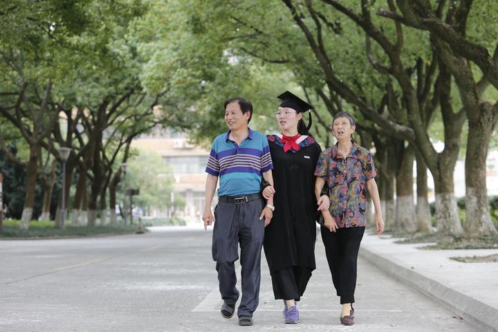 2018年毕业了,叶晶晶陪胡爷爷游览大学校园2.郑之超摄.jpg图片