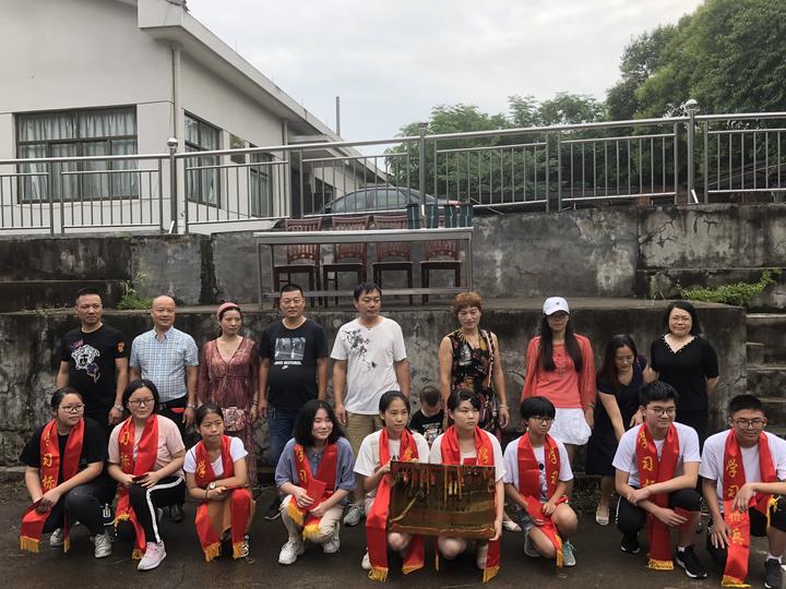 毕业学长回校建基金为南溪中学优秀学子发奖