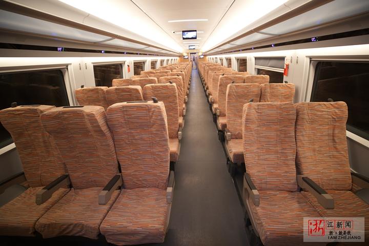 加长版"复兴号"的一等座和二等座都有增宽,相较以前的列车更加舒适.