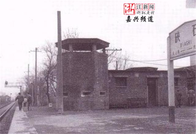 海宁书香驿站建在绿皮火车里 硖石站位于硖石北关桥路西端,其时有站房