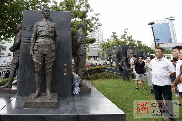 抗战英烈雕塑在杭州武林广场落成