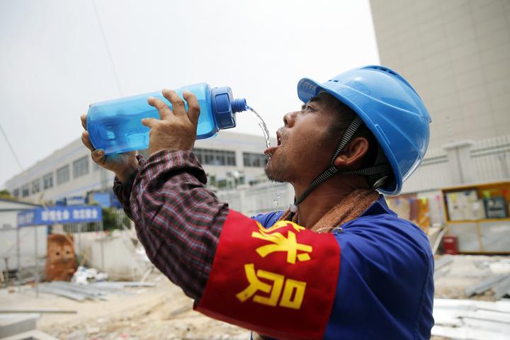 宁波:酷暑高温下的立塔人