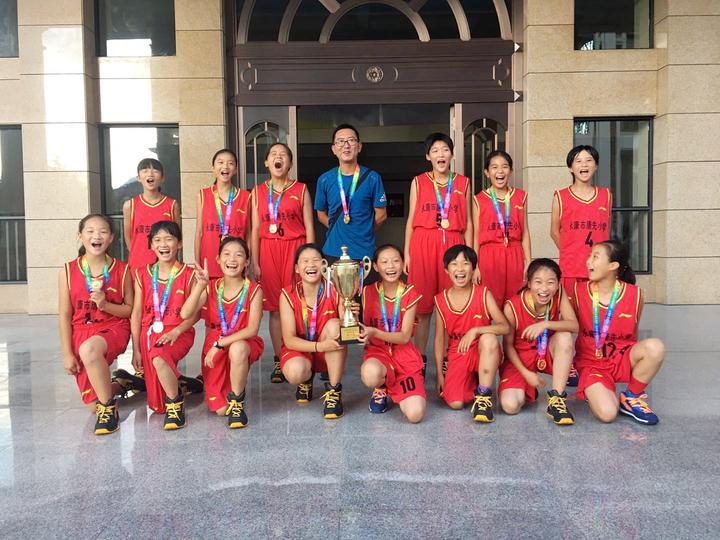 唐先小学女子乙组篮球队队员合影