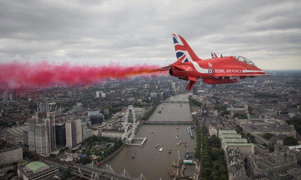 7月10日,英国皇家空军"红箭"特技飞行表演队在伦敦上空飞过.