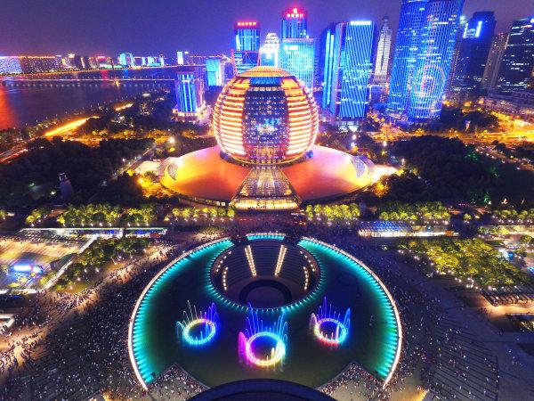 揭秘钱江新城灯光秀 5个小伙爬楼"爬"出这片绚烂