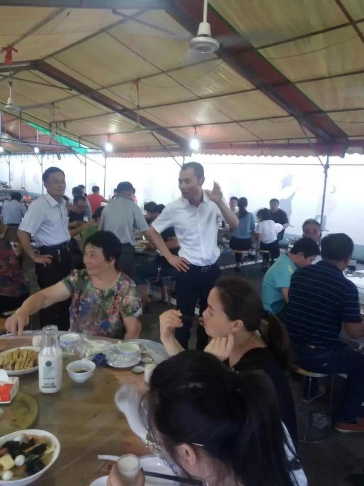 新长乐村党支部书记何立新在酒席上宣读相关政策,消除大家的思想