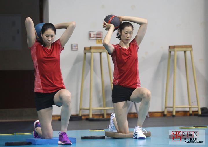 7月15日,中国女排队员朱婷和队友在进行体能训练.