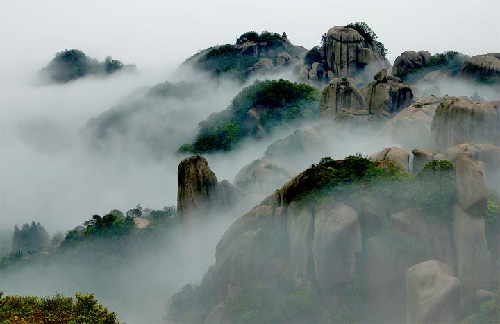 整个太姥山风景名胜区拥有挺秀的山岳,美丽的溪瀑,优美的港湾,壮阔的