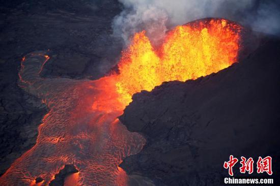 夏威夷火山熔岩飞溅将一观光船顶棚砸穿致23人受伤