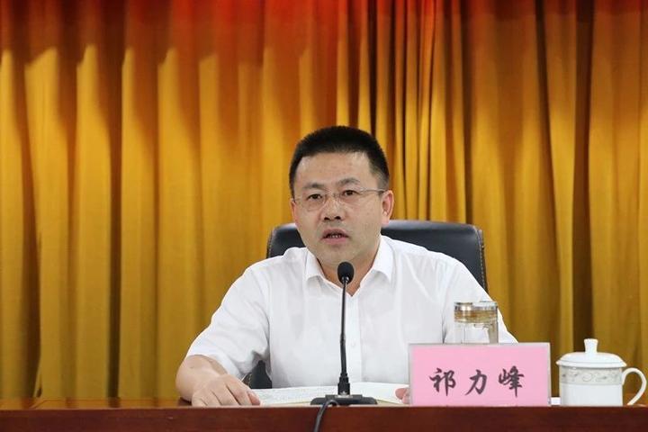 会上,马鞍镇党委书记祁力峰作强调讲话,马鞍镇镇长缪建军主持会议.