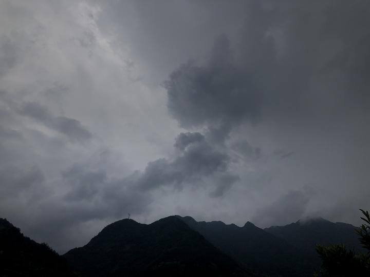 7月21日下午,丽水市区狂风大作,暴雨如注!是台风"安比