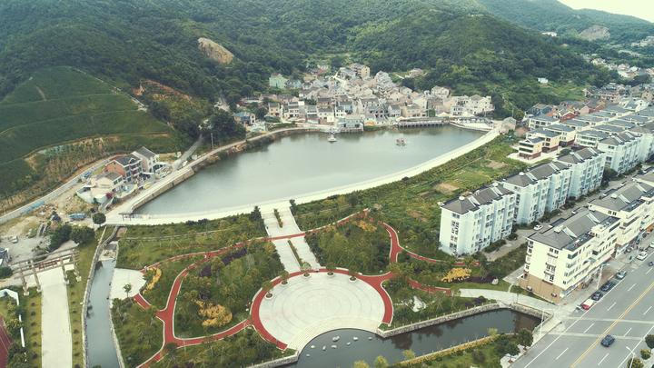 舟山 水清景美 六横小村迎新貌 在舟山市普陀区六横镇峧头城区,有一个