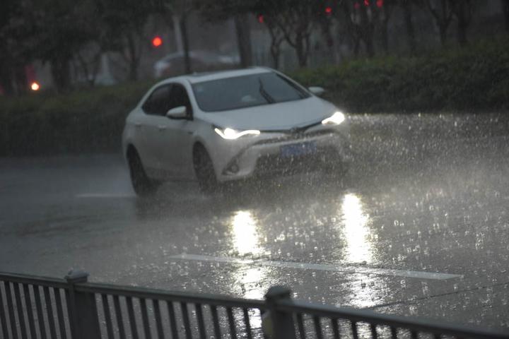 电闪雷鸣 风雨交加 刚刚的甬城天气突变