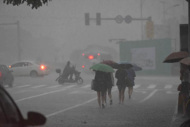 电闪雷鸣 风雨交加 刚刚的甬城天气突变