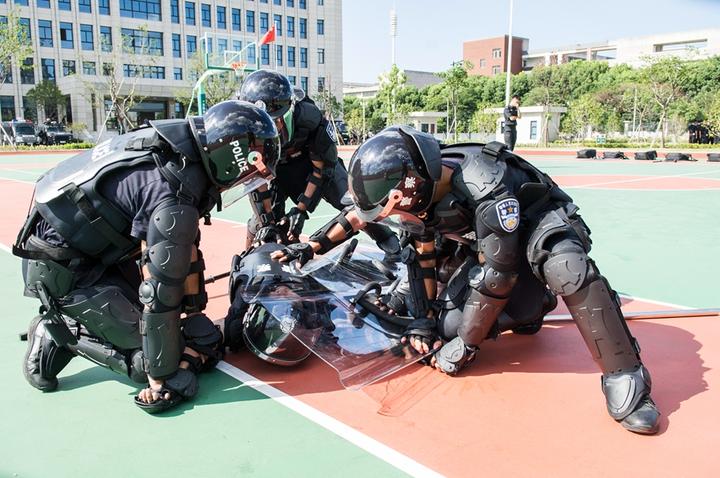 在烈日暴晒下,绍兴市公安局上虞区分局巡特警大队队员们战高温,斗酷暑