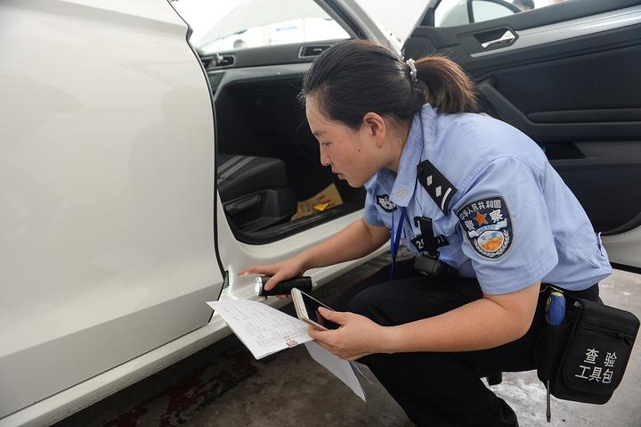 女查验员王凤梅在新车上牌,车辆过户等业务中,负责对车辆进行查验.