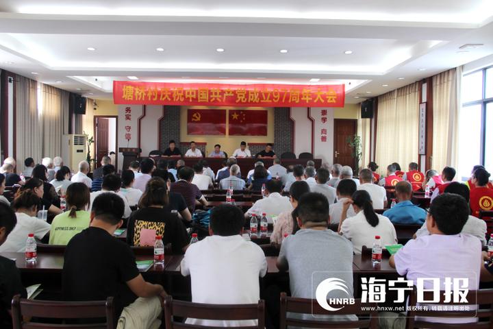 近日,海宁市水利局组织党员干部赴许村镇塘桥村开展"结红色联盟,助