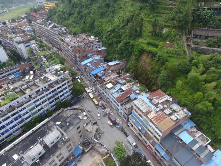 近日,文成县大峃镇城南片区违章建筑群被全部拆除,清理工作也随之
