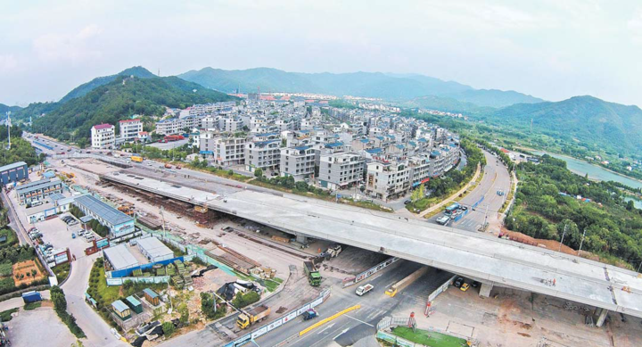 据城投集团项目负责人介绍,环城南路与黎明湖路交叉