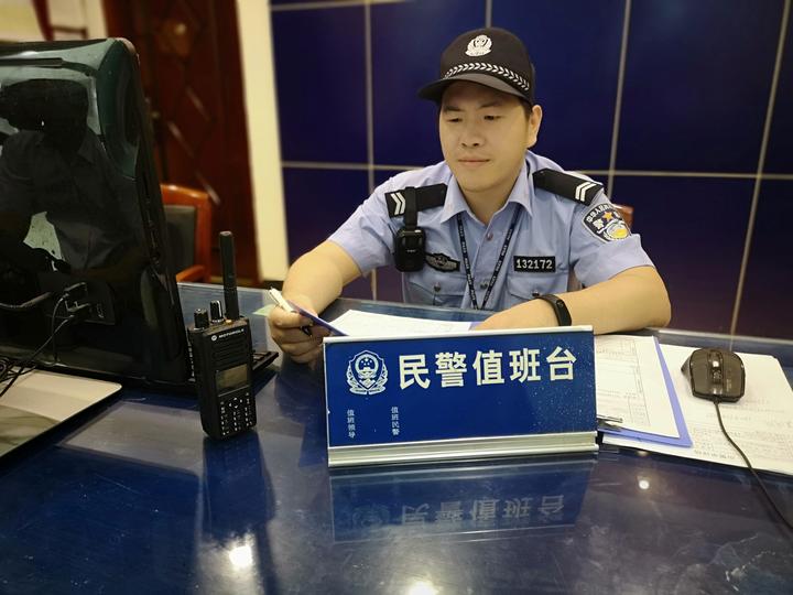 不当"校长"做"警长" 民警戴祖成的"警察故事"