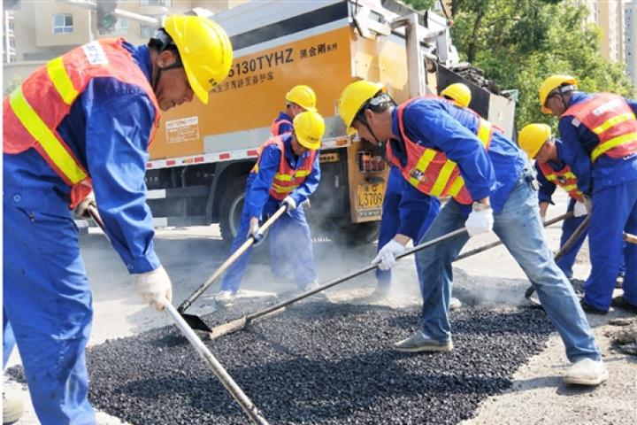 视频直播 |搏斗170℃高温的公路养护人  视频直播 | 带电10000伏