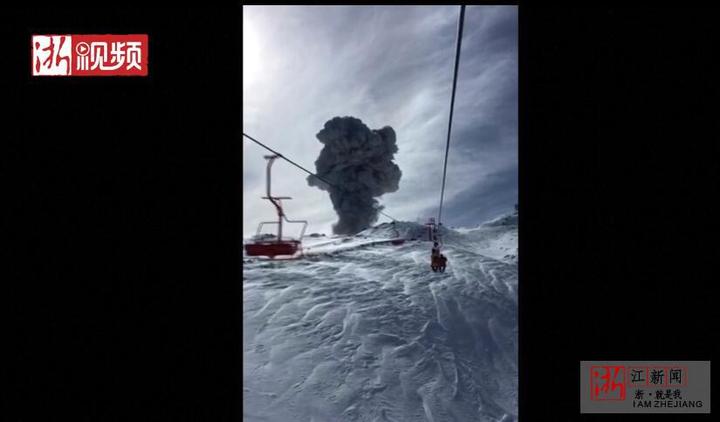 智利奇廉火山喷出浓浓黑烟与滑雪场相映成趣如特效电影