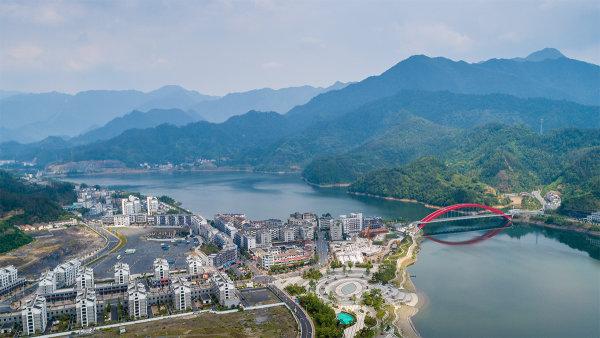 古镇新城威坪,正以小城镇整治为契机,带动整个山乡的跨越发展.