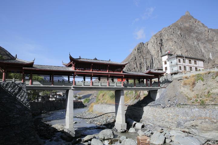 四川理县薛城镇筹边楼大桥横卧在高山峡谷间