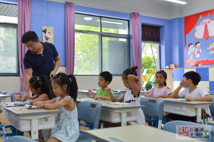 外来务工家庭生活不易 杭州一小学老师免费开暑假班教