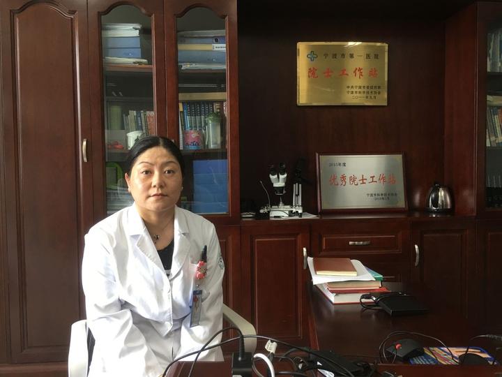 在宁波市第一医院,神经外科副主任医师冯楠介绍院士工作站情况.