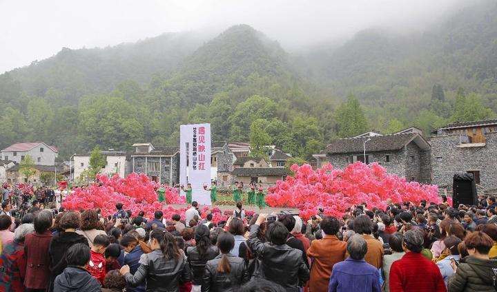 喜欢吹萨克斯的村民乐手,有了专业的指导老师;三溪村的村民,将在家