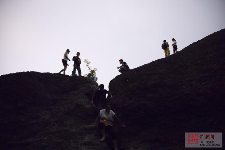 深夜宝石山上飞檐走壁 如此"攀岩"太危险