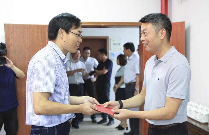 上虞区区长张壮雄等一行开展教师节慰问活动
