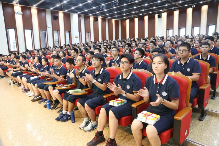 讲课前,宁波二中党总支书记叶惠良代表学校向戎雪海检察长颁发法治副