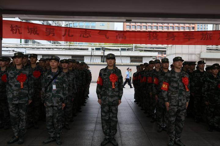 今天起,两千余名杭州新兵陆续开赴军营