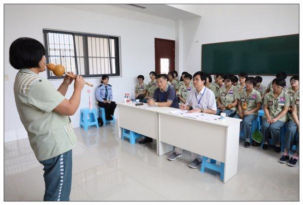 9月10日下午,在浙江省第二女子监狱教学楼,举行了全国民族乐器葫芦丝