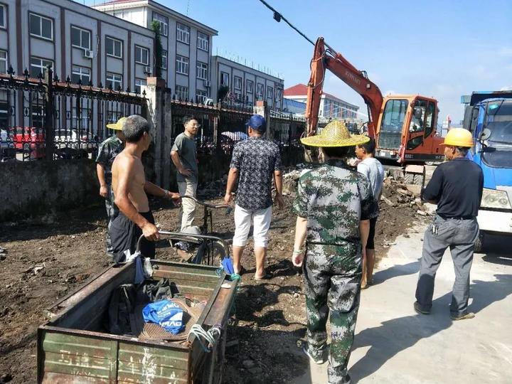 杜桥镇党委书记陈金国在杜下浦河镇区段沿线整治现场督查.
