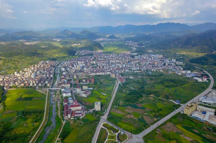 日前,东阳市千祥镇对影响交通视线的荒山进行了整平改造.