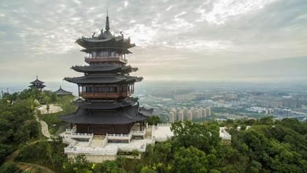 望宸阁,位于杭州半山国家森林公园主峰凉帽尖西侧山巅,高42米,与杭