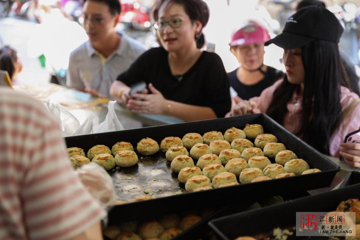 舟山传统手工月饼热销市民排队购买