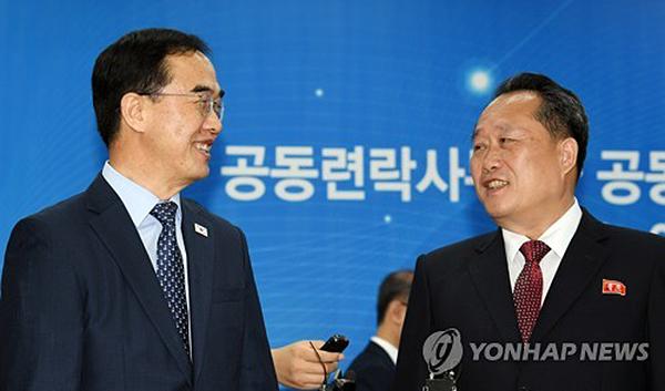 韩国统一部长官赵明均(左)和朝鲜祖国和平统一委员会委员长李善权