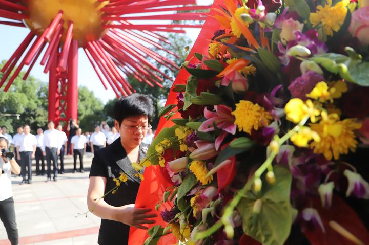 台州市党政军领导与社会各界代表接过鲜花,来到革命烈士墓前敬献鲜花