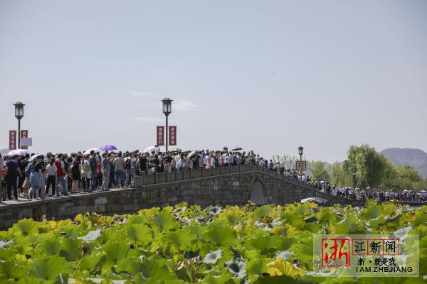 国庆长假首日 杭州西湖景区重启"人从众"模式