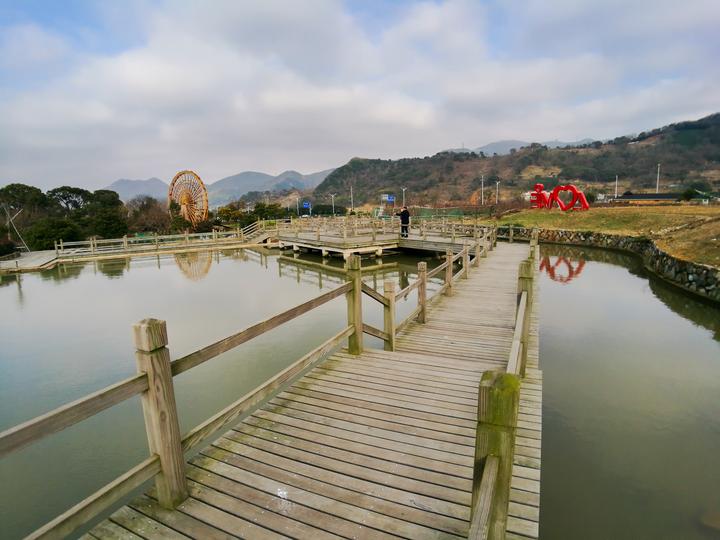 舟山 节日看文明旅游丨干施岙景区:文明之举成移动的风景 景区内,扶老